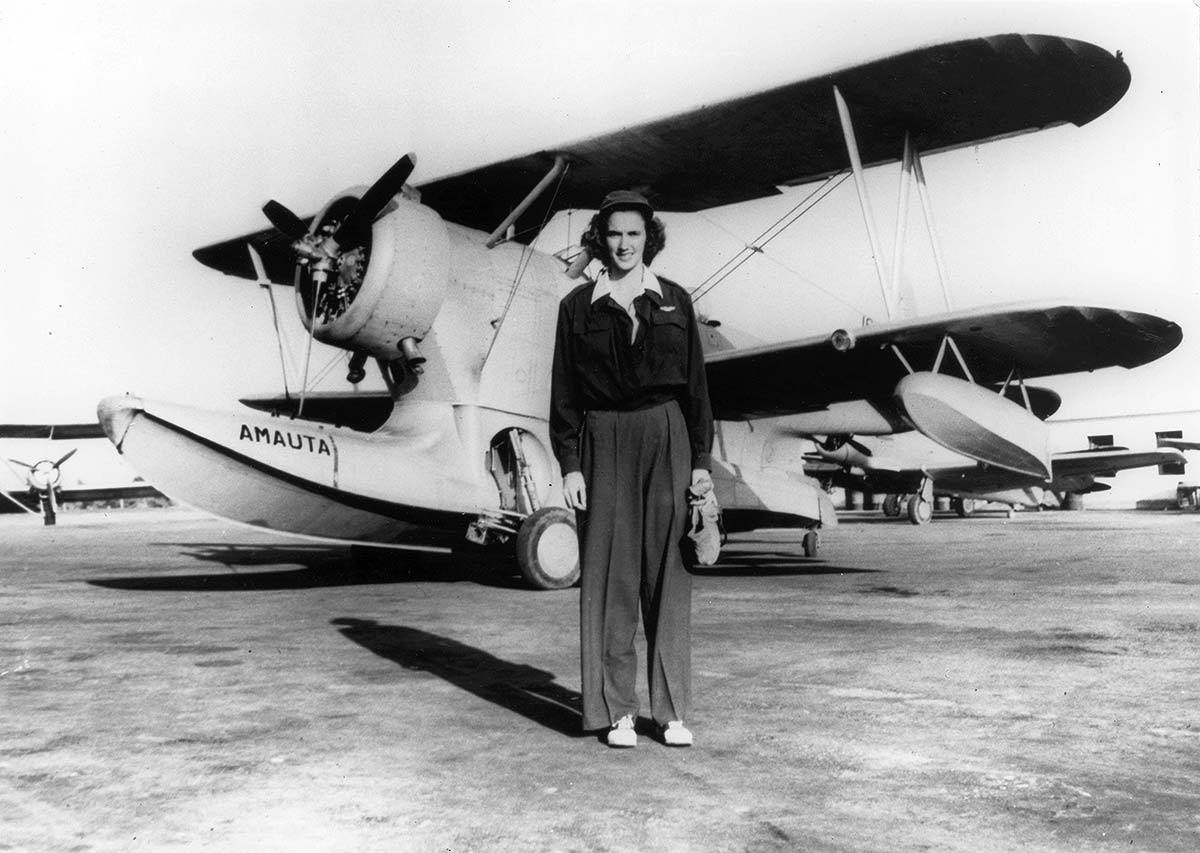 Betty Greene vor einem Flugzeug