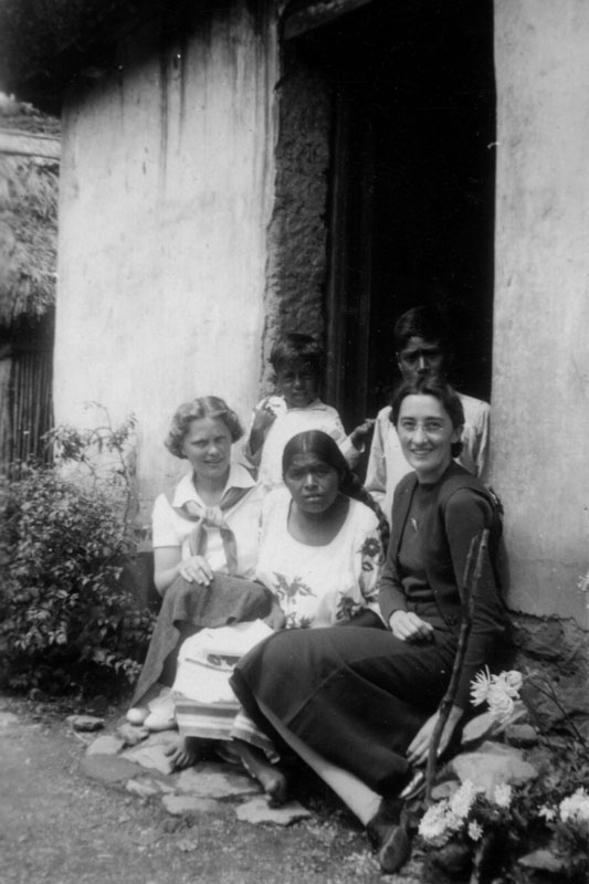 Florrie Hansen und Eunice Pike mit einer einheimischen Frau