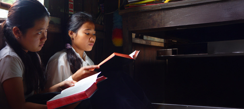 asia girls reading Scripture